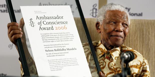 Nelson Mandela recibe el Premio Embajador de Conciencia de Amnistía Internacional en Johanesburgo, Sudáfrica, en 2006. © Jurgen Schadeberg (www.jurgenschadeberg.com)