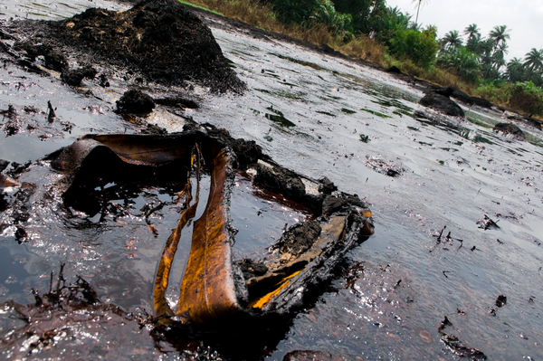 Water pollution caused by an oil spill at Ikarama