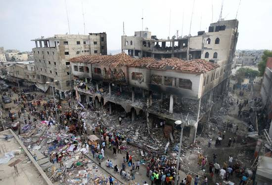 csm_202412_Palestinians_gather_around_the_remains_of_a_commercial_center_which_witnesses_said_was_hit_by_an_Israeli_air_strike_in_Rafah_39b5a46512