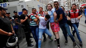 la-policia-turca-vuelve-a-reprimir-el-orgullo-gay-en-estambul
