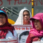 CIUDAD DE MÉXICO, 25ABRIL2018.- Padres de los 43 estudiantes desaparecidos de la normal de Ayotzinapa y compañeros normalistas realizaron un mitin afuera de la Secretaría de Gobernación para exigir que el gobierno continúe con la búsqueda de sus familiares. Una comisión entró a la dependencia de gobierno para pedir una cita con el secretario Alfonso Navarrete Prida. Posteriormente se trasladaron al antimonumento +43 para anunciar sus actividades en el marco de los 43 meses de los hechos ocurridos el 26 de septiembre de 2014. FOTO: DIEGO SIMÓN SÁNCHEZ /CUARTOSCURO.COM